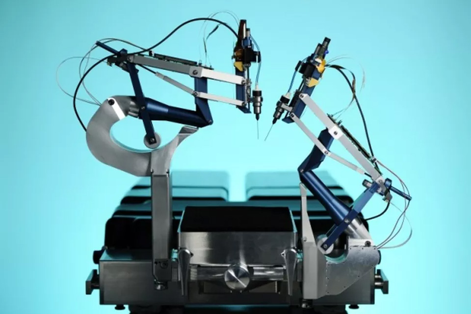 Robô auxilia cirurgia ocular